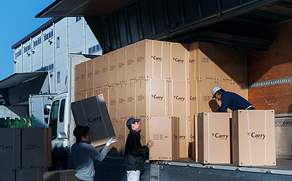 こちらはオリジナル台車の出荷作業中。日東の大ヒット商品がトラックいっぱいに積み込まれていきます。