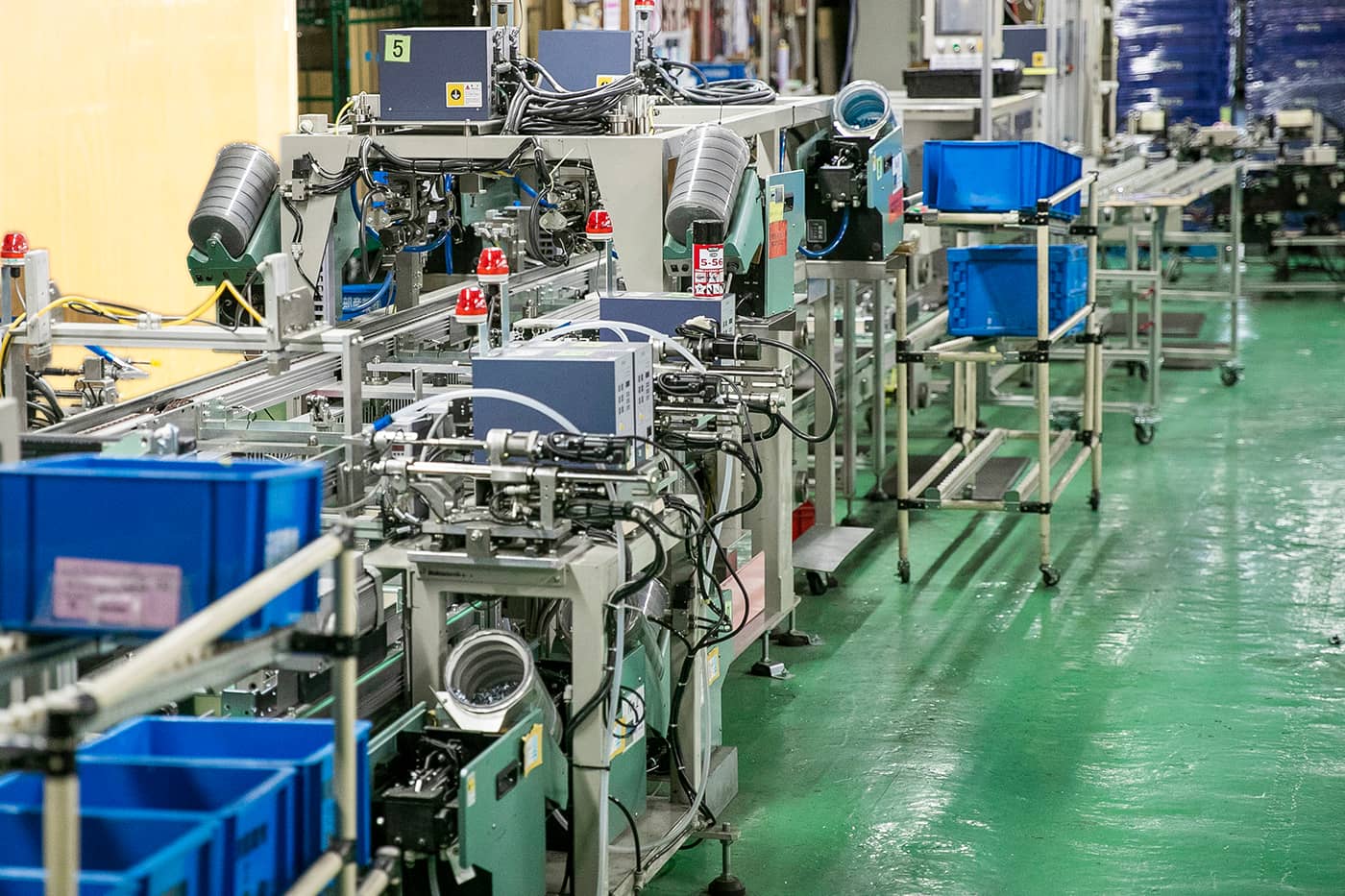 遊技機台の「外枠」生産設備。変動する生産量に対しては手動生産に切り替えるなどフレキシブルな対応を実現している。